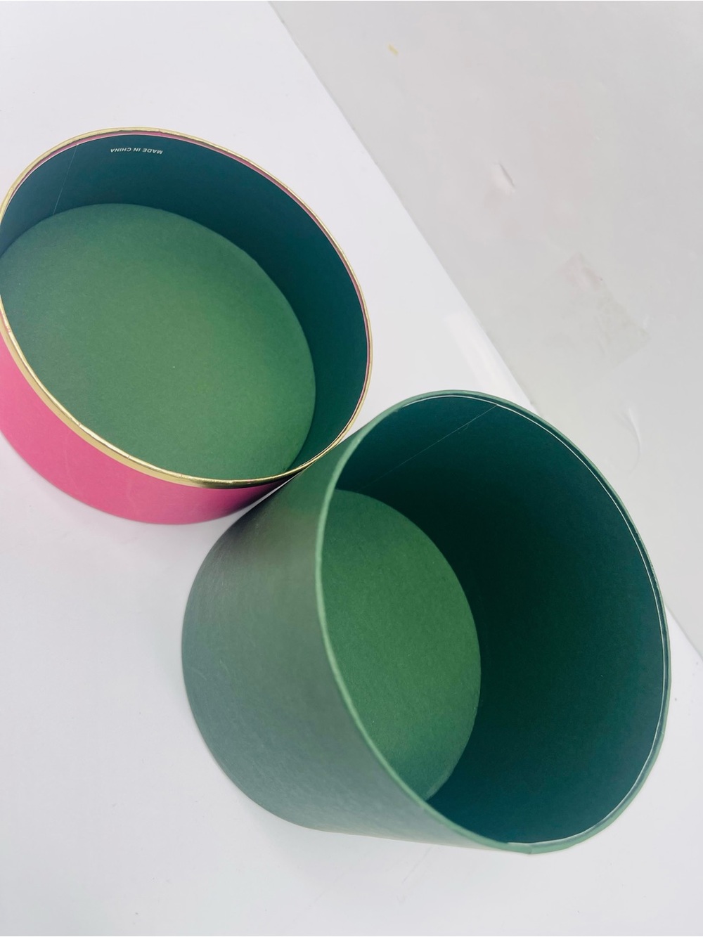 kate spade Hot Pink & Dark Green Round Gift Box with Gold Trim New - Picture 15 of 16